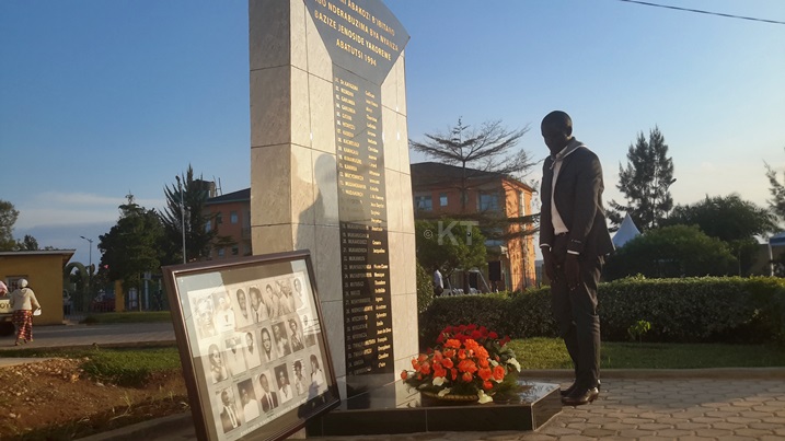 Umuyobozi w'Ibitaro bya Nyanza w'agateganyo Dr. Ngiruwonsanga Pascal yunamira Abatutsi biciwe mu bitaro bya Nyanza muri Jenoside.
