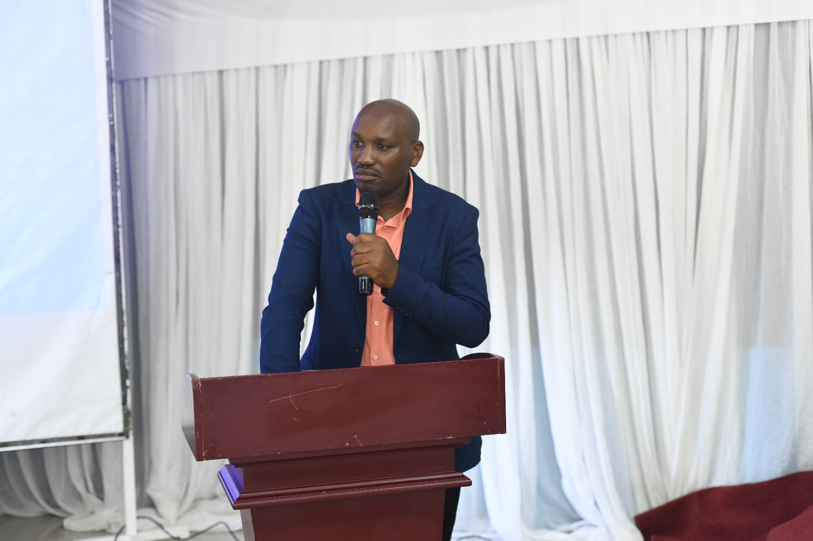 Umuyobozi w'Inama Njyanama y'Akarere ka Muhanga, Nshimiyimana Gilbert avuga ko abafatanyabikorwa bagikenewe mu bikorwa by'ubuvuzi no kuzamura imibereho myiza y'abaturage