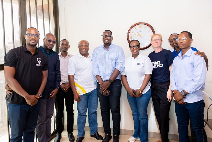 Umuyobozi w'inama y'Ubutegetsi ya BK Group ari kumwe n'abayobozi muri BK Foundation bafatanye ifoto n'umuyobozi wa Afia Pharma Papy Biganza n'abo bakorana