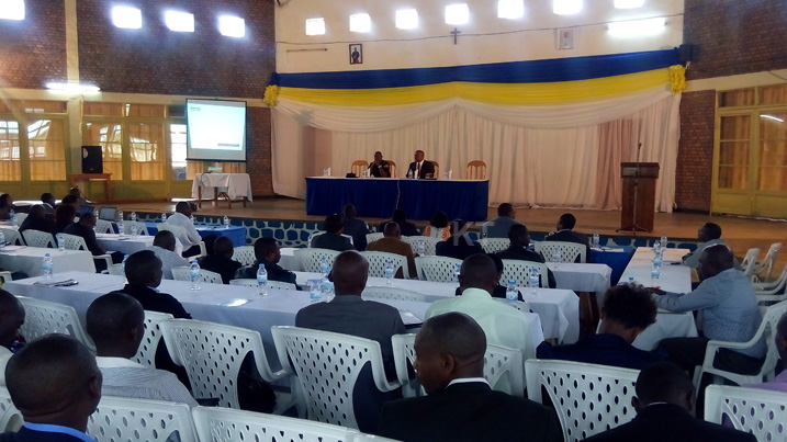Umuyobozi w'Intara y'Amajyaruguru Bosenibamwe Aime asanga kuba hari amafaranga hanze nta gitangaza kirimo kuko amafaranga yari agenewe inguzanyo ariko ngo ikibazo gihari n'uburyo yishyurwamo