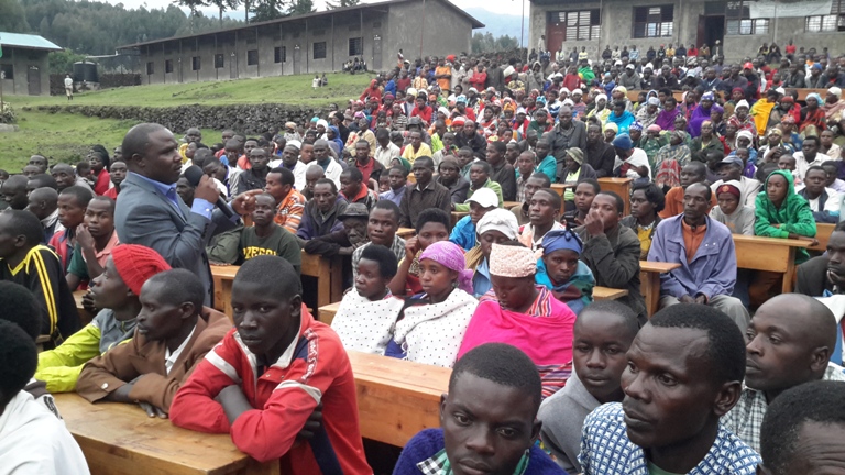 Umuyobozi w'Intara y'Amajyaruguru Musabyimana Jean Claude yihanangiriza abaturage b'umurenge wa Gataraga muri Musanze ku muco mubi badukanye w'urugomo