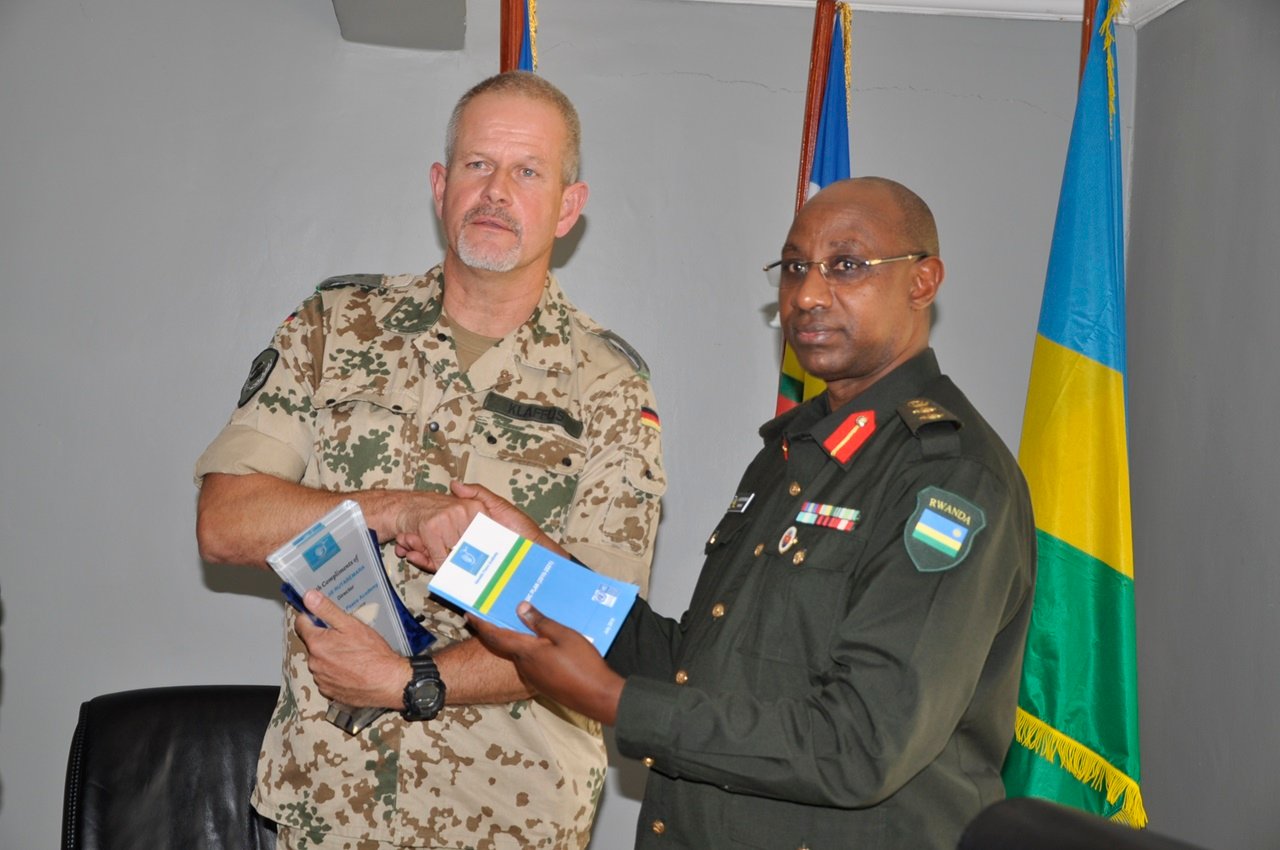 Col Werner Klaffus ashyikirizanya impano na Col Jil Rutaremara