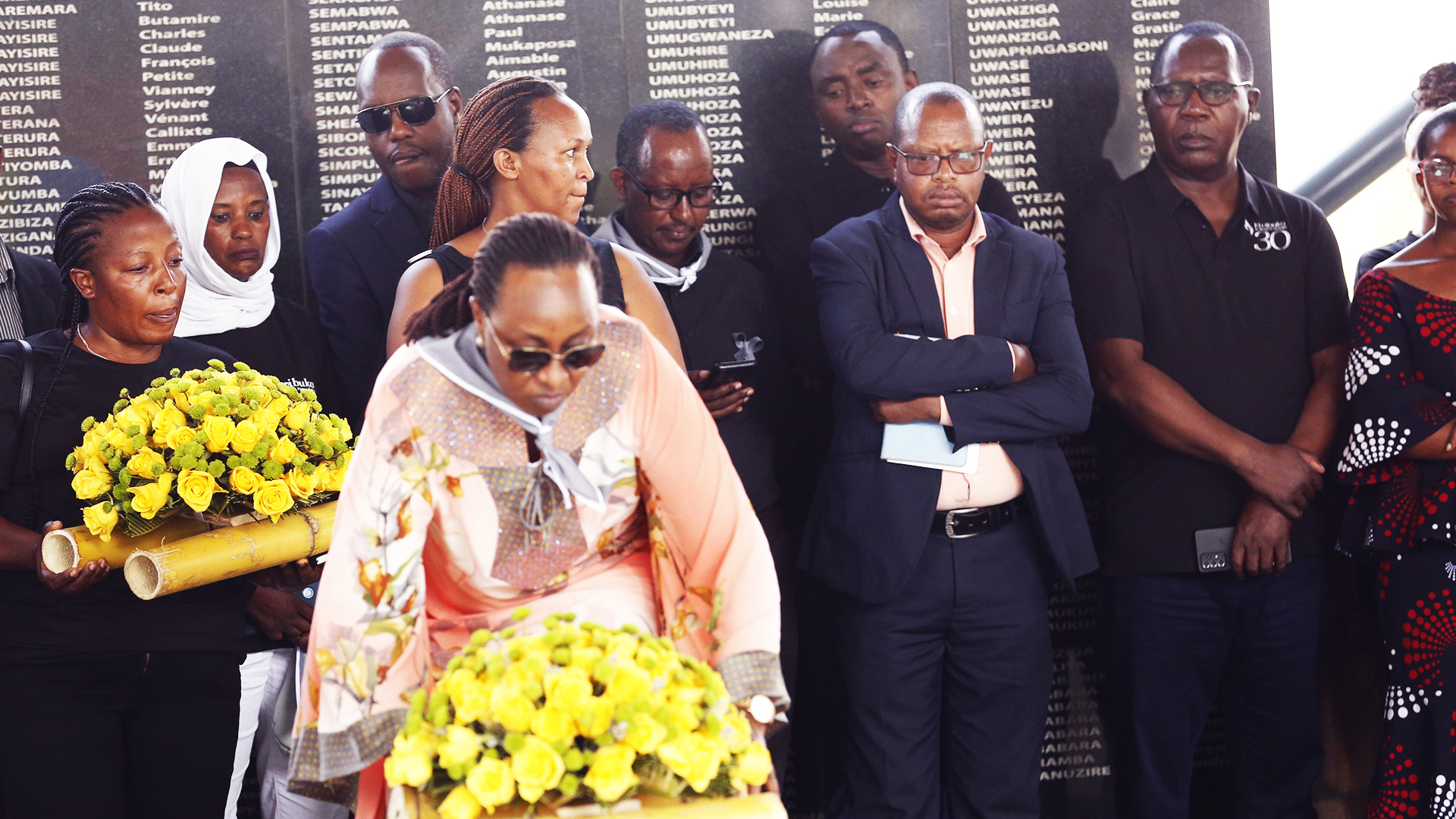 Umuyobozi w'Ishami rishinzwe kwegereza abaturage ubutabera muri Minisiteri y'Ubutabera, Gahongayire Myriam, ashyira indabyo ku rwibutso