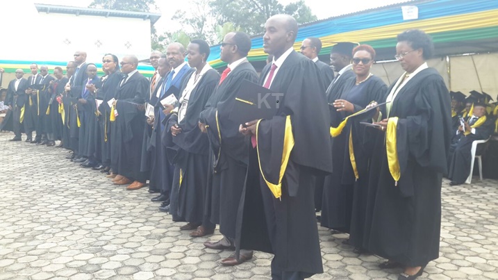 Umuyobozi w'Ishami ry'Ubugenzacyaha rya Polisi y'u Rwanda (CID), ACP Theos Badege (imbere/iburyo) na we yasoje. Inyuma ye haragaragara Depite Edda Mukabagwiza wigeze kuba Minisitiri w'Ubutabera.