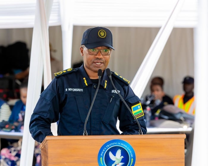 Umuyobozi w'Ishuri ry'Amahugurwa rya Polisi y'u Rwanda rya Gishari, CP Niyonshuti Robert yasabye abasoje amahugurwa gukoresha ubumenyi bungutse mu kurinda umutekano w'Abanyarwanda