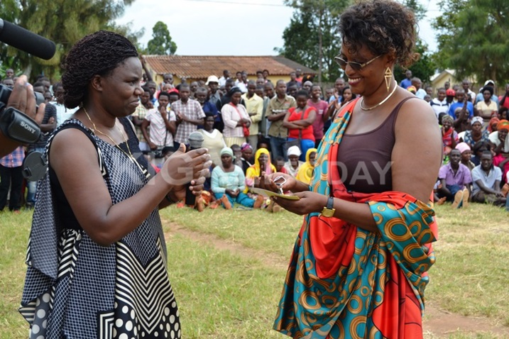 Umuyobozi w'Itorero Garukurebe, Mukampunga Janviere (iburyo) ubwo yari amaaze gushyikirizwa Carte Jaune, Ubwishingizi n'imfunguzo z'imodoka na Minisitiri Tugireyezu Venantie.