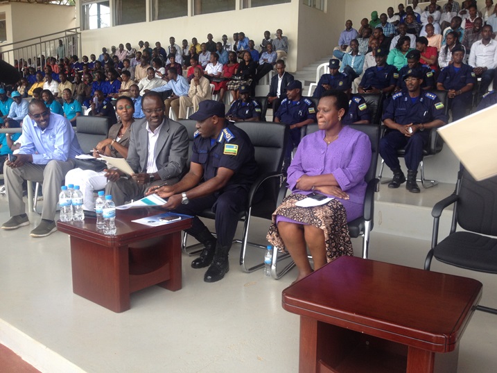 UMuyobozi w'umujyi wa KIgali, Ndayisaba Fidele n'umuyobozi wa Polisi y'igihugu Gasana K Emmanuel basinye ku mihigo yahizwe.