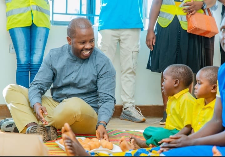 Umuyobozi w'Umujyi wa Kigali Samuel Dusengiyumva yishimiye ubuzima bw'abana yasanze mu rugo mbonezamikurire rwa Rutunga