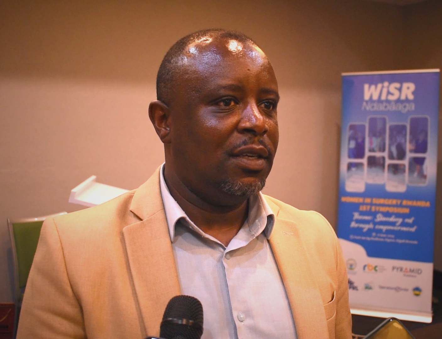 Umuyobozi w'Urugaga rw'Abaganga bakora umwuga wo kuvura bifashishije kubaga, Prof. Ntirenganya Faustin