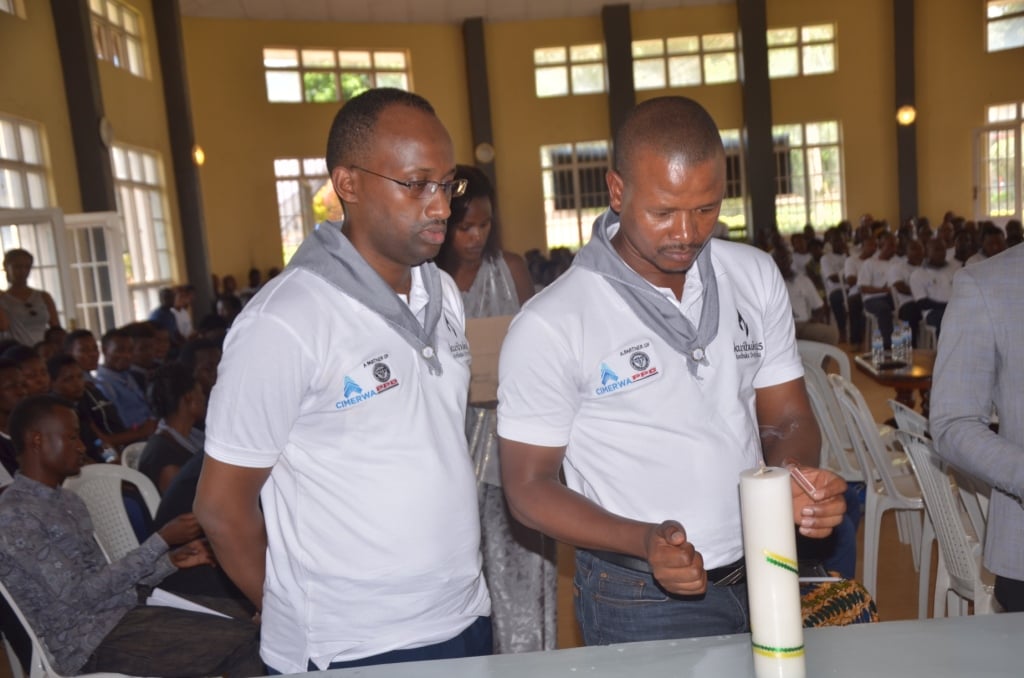 Umuyobozi w'uruganda rwa Cimerwa afatanya na bagenzi be gucana urumuri rw'icyizere