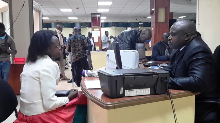 Umuyobozi wa BPR ishami rya Kimironko yakira umukiriya w'iyo banki, amubaza niba anogewe na servisi zabo