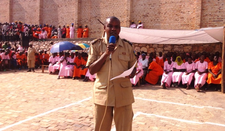 Umuyobozi wa gereza ya Muhanga Supertendant of Prison Christophe Rudakubana, arasabira abagororwa Telefone rusange