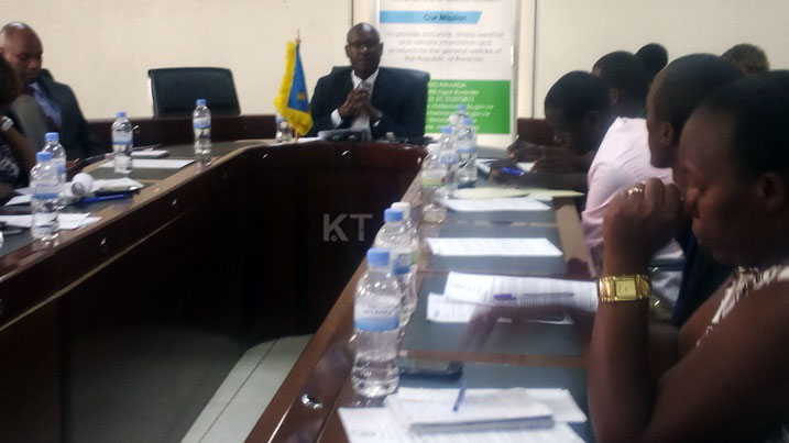 Umuyobozi wa Meteo Rwanda, John Ntaganda Semafara, atangariza abanyamakuru uko iteganyagiye ry'Umuhindo wa 2016 ryifashe.