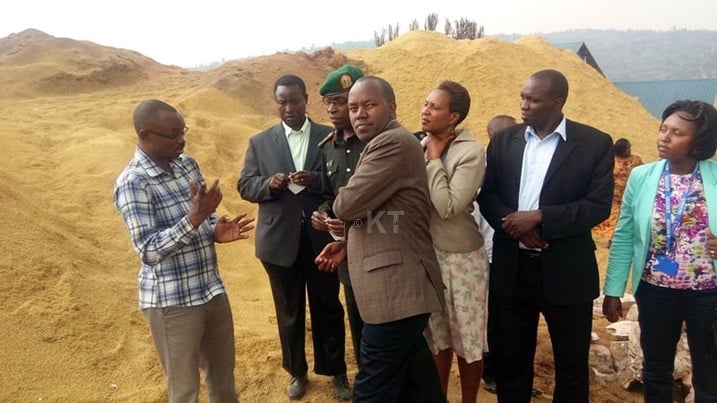 Umuyobozi wa MRPIC Niyongira Usiel asobanurira abayobozi uko umushinga wa briquettes uteye.