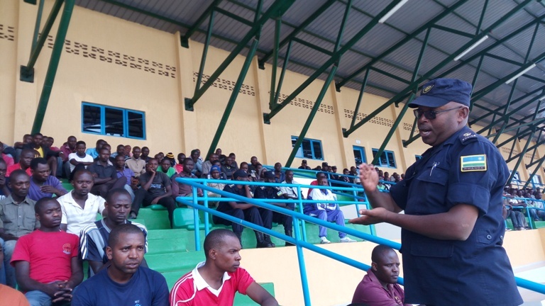 Umuyobozi wa Polisi mu Karere ka Huye abwira abamotari ko Abapolisi batabereyo guhana