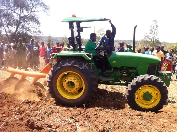 Umuyobozi wa RAB yereka abaturage uko gukoresha imashini mubuhinzi byoroshya akazi.