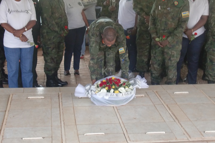 Umuyobozi wa RMH, Brig Gen Emmanuel Ndahiro ashyira indabo ahashyinguye imibiri y