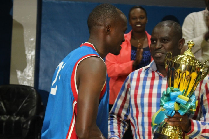 Umuyobozi wa Siporo muri Minisiteri y'umuco na Siporo Bugingo Emmanuel(iburyo)ngo ibikombe bihesha ishema igihugu ari nayo mpamvu avuga ko amakipe y'igihugu agomba kubiharanira
