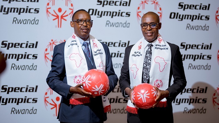 Umuyobozi wa Special Olympics Rwanda Pasiteri Deus Sangwa (ibumoso) ari hamwe n'umuyobozi wa Special Olympics ku rwego rwa Afurika Charles Nyambe (iburyo)