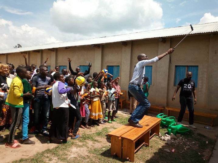 Umuyobozi wa VSO mu Rwanda Papa Diuf afata ifoto ya Selfie n