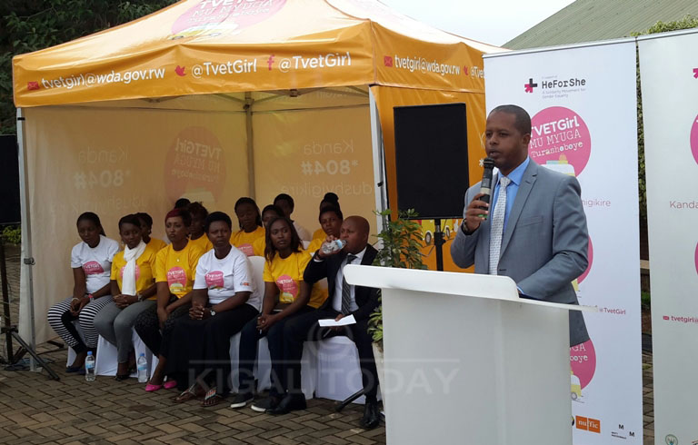 Umuyobozi wa WDA atuma abakobwa 12 biga imyuga n'ubumenyingiro, kujya kubikundisha bagenzi babo 