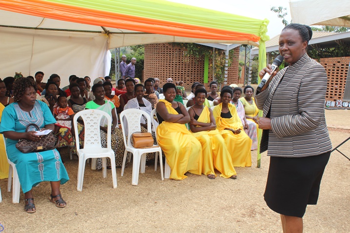 Umuyobozi wa Women for Women yasabye aba bagore kubyaza umusaruro ubumenyi bahawe.