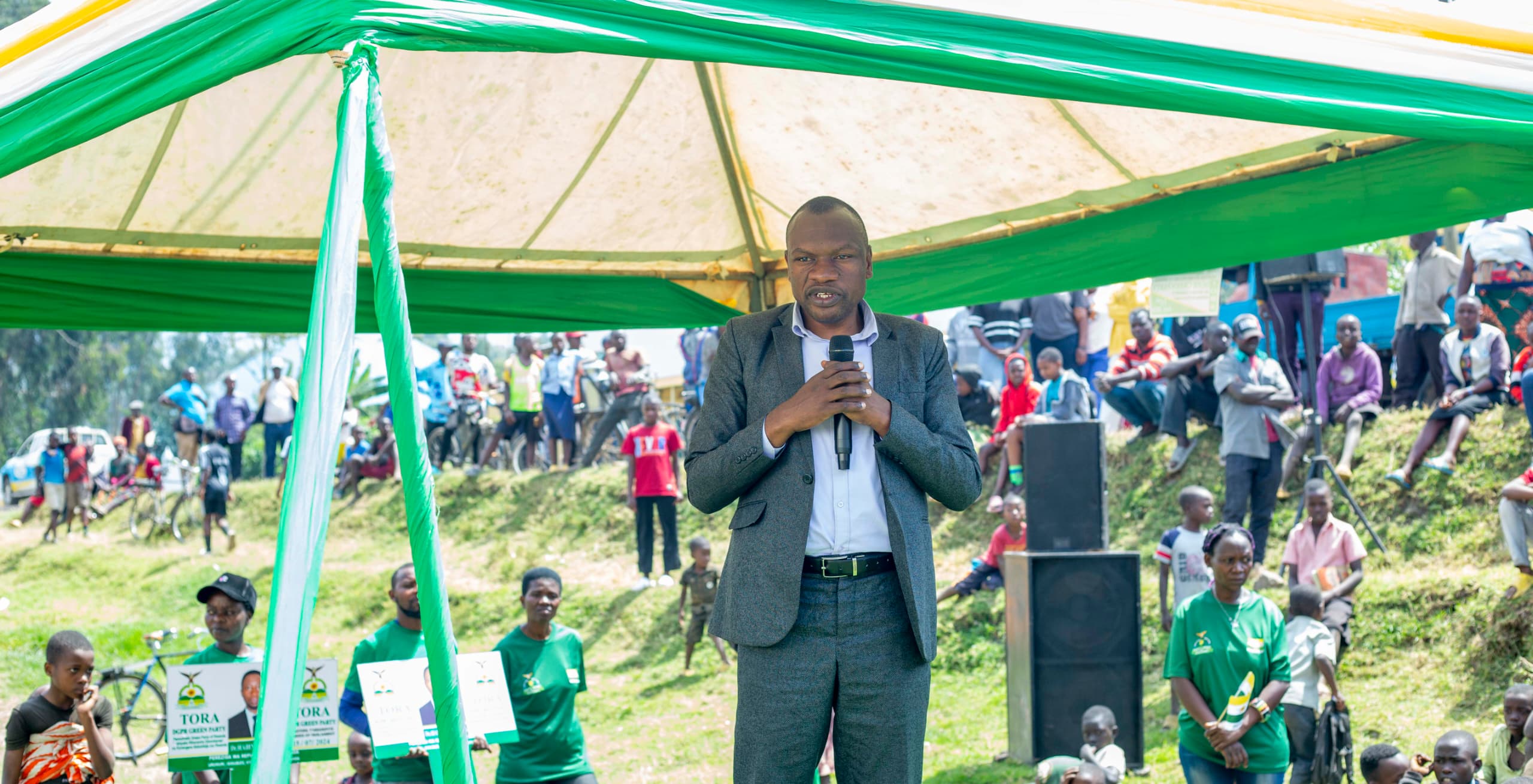 Umuyobozi wungirije w'Akarere ka Burera ushinzwe ubukungu, Jean Baptiste Nshimiyimana ni we wakiriye Ishyaka Green Party 