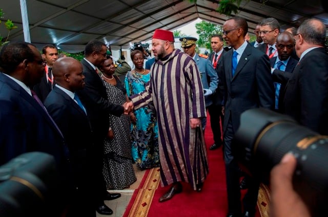 Umwami Muhamed aramutsa abayobozi bakuru b'igihugu