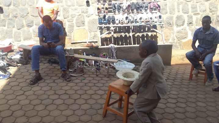 Yirirwa azenguruka mu masoko, muri gare n'ahandi hahurira abantu benshi ababwiriza akanabasengera 