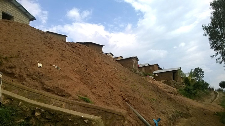Umwanda wose uturuka mu nkambi umanukira mu baturage.