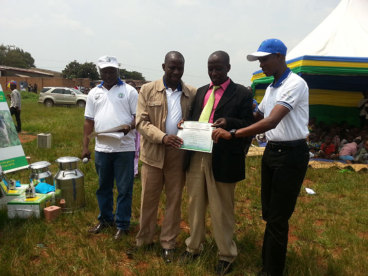 Umwe mu babaye aba mbere mu kwitabira ubu bwisungabe wahawe ishimwe ririmo imiti n'igicuba.