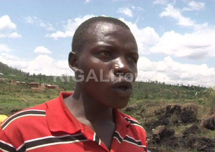 Abaturage bavuga ko idindira ry'umuhanda Musenyi-Shyara ribangamiye ubuhahirane hagati yabo.
