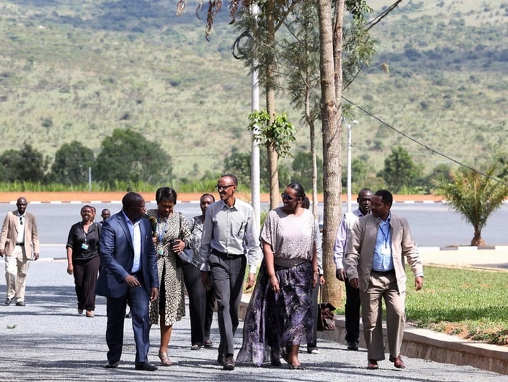 Perezida Kagame yaje aherekejwe na Madamu we, Jeannette Kagame na Minisitiri w'Intebe, Dr. Habumuremyi.