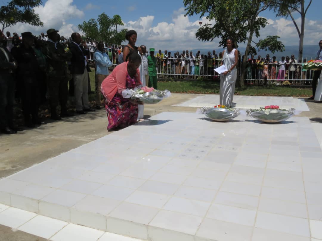 Umwe mu bagize imiryango ifite ababo baruhukiye ku rwibutso rwa Gatunda yunamira ababo.