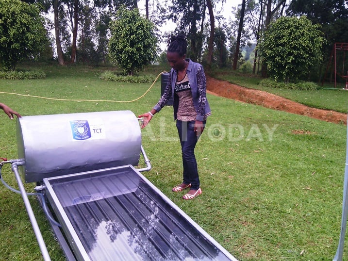 Umwe mu banyeshuri ba TCT asobanura uko solar water heater ikorwa.