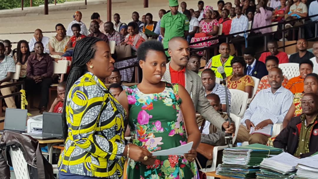 Umwe mu baturage ashyikirizwa icyangombwa cy'ubutaka yakorewe muri icyo cyumweru