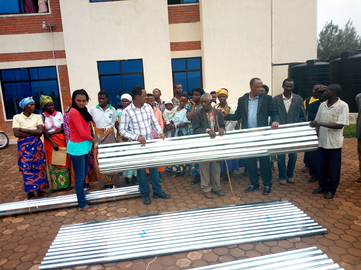 Umwe mu baturage batagiraga ubwiherero ahabwa amabati yo kuzabusakaza nyuma yo kubwubaka