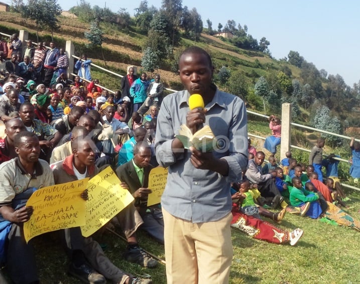 Umwe mu baturage yasomeye abadepite uko yifuza ingingo y'101 yavugururwa aho yavuze ko manda z'umukuru w'igihugu cy'urwanda uvanyemo Paul Kagame itarenga imyaka ibiri naho Paul Kagame akazayonora kugeza ananiwe.