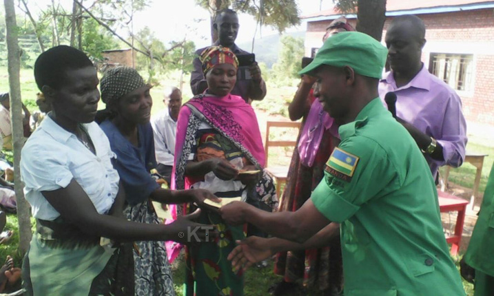 Umwe mu bagize urwego rwa Dasso ashyikiriza Mituweli umuturage