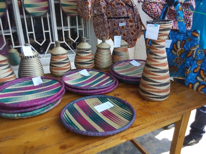 Umwuga wo kuboha ubaha amafaranga abafasha gukemura ibibazo bahura na byo umunsi ku munsi.
