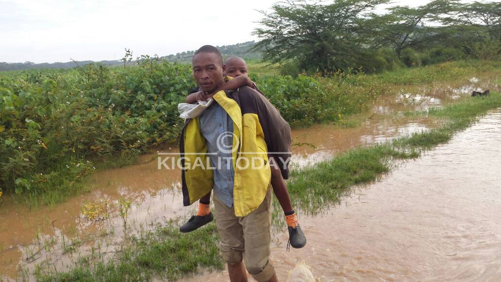 Aho kugira ngo umwana we asibe ishuri amujyana mu mugongo akamwambutsa amazi akanaza kumutahana