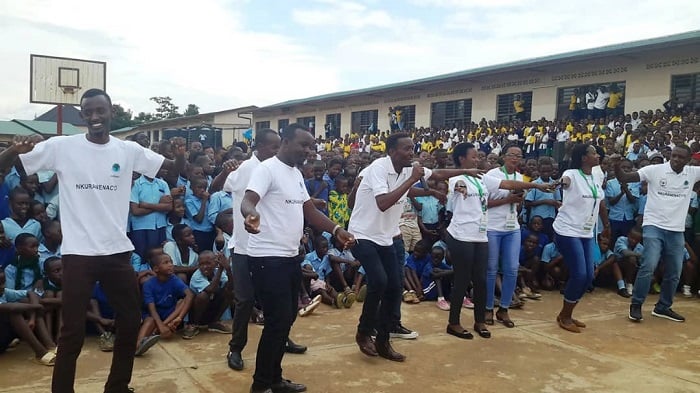Batangiye bigomwa amafaranga 5000frw nubwo bari abanyeshuri, ubu barimo kwigisha akamaro k'ibiti no gufasha abana gukurana na byo