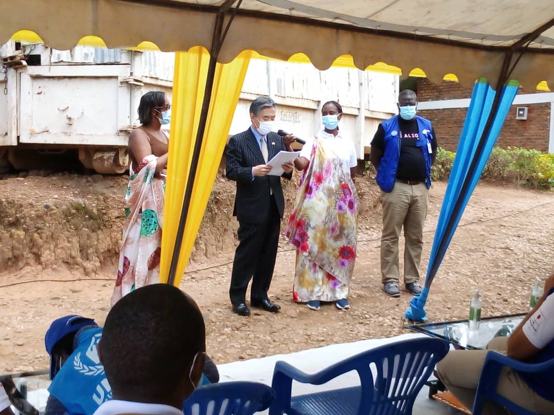 Ambasaderi Masahiro Imai ageza ijambo ku bitabiriye igikorwa cyo gutangiza inyubako izifashishwa mu kurwanya ihohoterwa rishingiye ku gitsina mu nkambi ya Kiziba