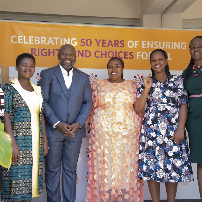 Umuyobozi wa UNFPA mu Rwanda (wa kabiri uhereye ibumoso) hamwe n'abashyikirijwe iyi nkunga bafashe ifoto y'urwibutso