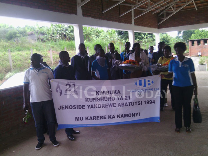 Unguka Bank yasuye Urwibutso rwa Jenoside rwa Kamonyi.