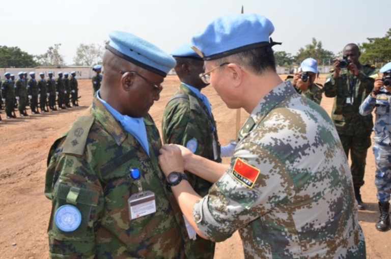 Umugaba mukuru w'agateganyo w'ingabo za UNMISS yambika umudali umugaba wa Batayo ya I y'u Rwanda iri muri Sudani y'Epfo Lt Col John Ndengeyinka