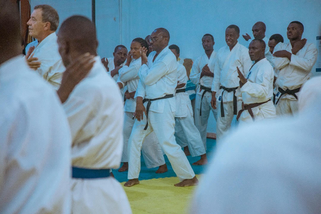 Aya mahugurwa yiganjemo abakinnyi ba Karate bafite imikandara y'umukara.