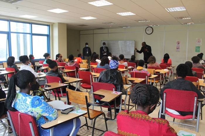 Abanyeshuri bishimiye uburyo Umuyobozi wa Kaminuza ya Kigali yabateze amatwi akemura n'ibibazo byabo