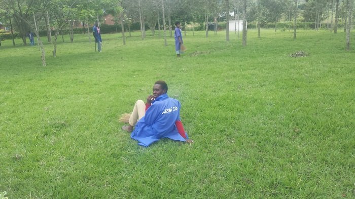 Bavuga ko gukora badahembwa bibagiraho ingaruka zirimo kwirukanwa mu macumbi
