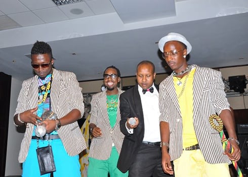 Alex Muyoboke (hagati wambaye ikoti ry'umukara) avuga ko yahoraga akiza Safi na Nizzo 